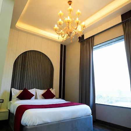 Hotel Adsan Heights Gajraula Ngoại thất bức ảnh