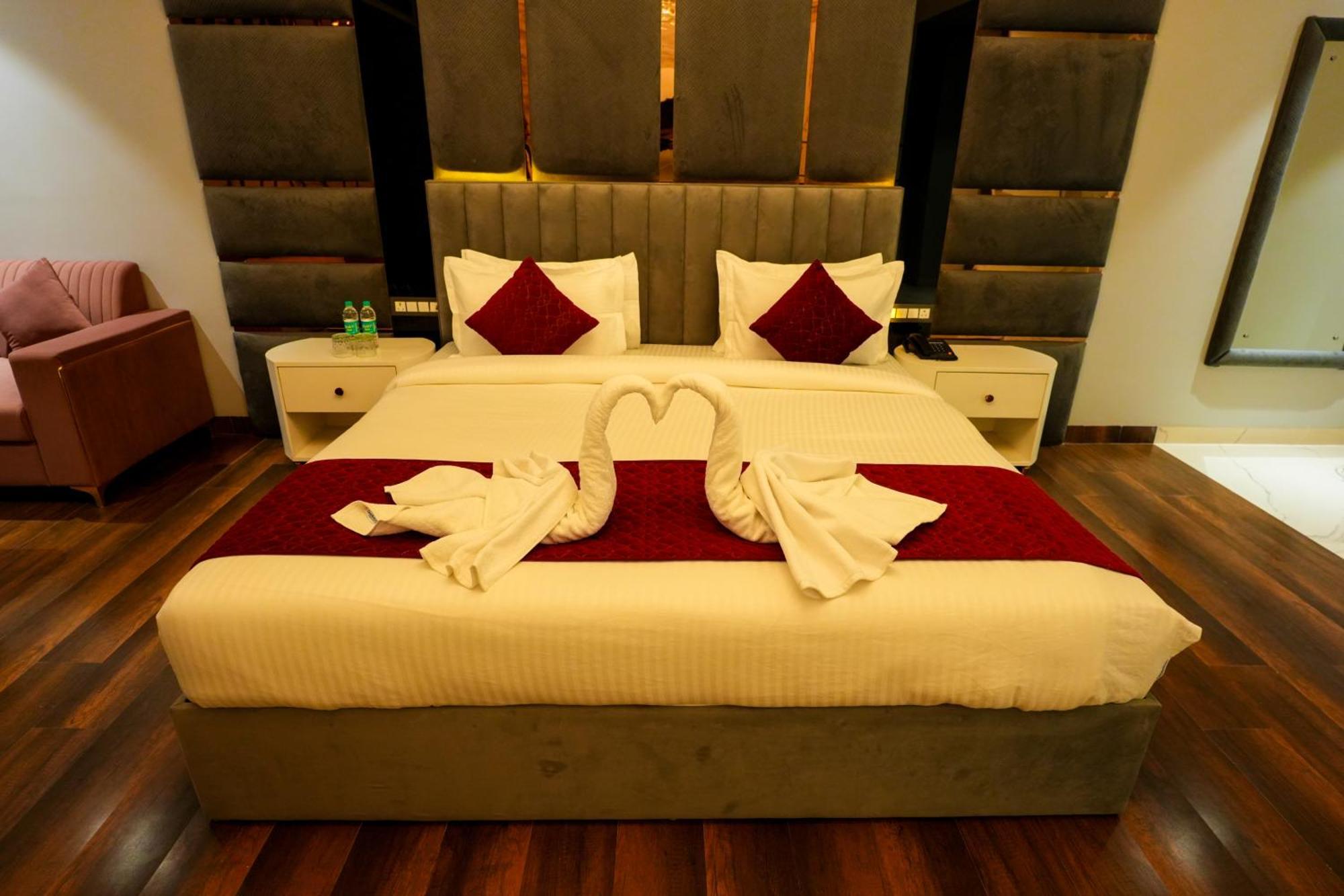 Hotel Adsan Heights Gajraula Ngoại thất bức ảnh
